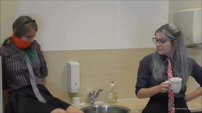 Sõltuvuses / seotud ja suukorvistatud / daam hädas